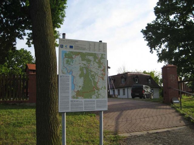 Tablica informacyjna na terenie posiadłości parafii rzymsko-katolickiej w Kliniskach