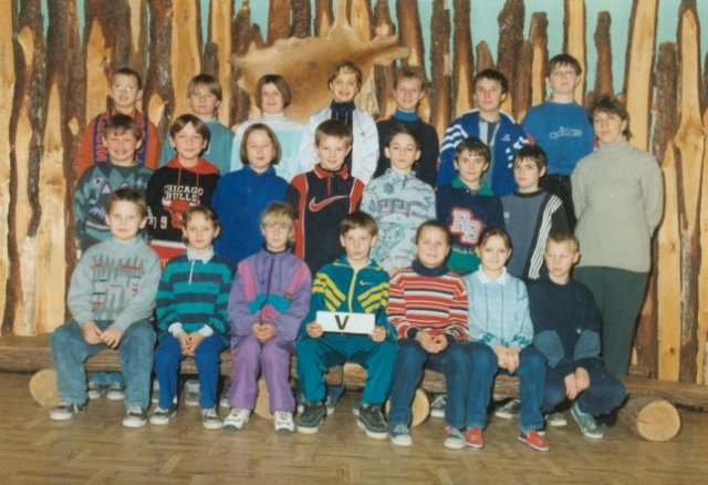 Klasa V SP Kliniska - nauczycielka B. Pietrzak (rok szkolny 1998 / 1999)