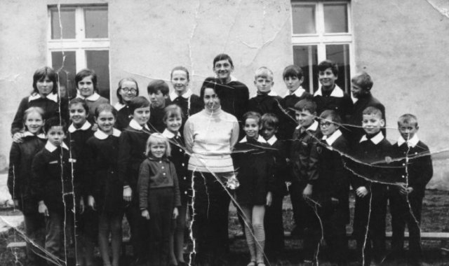 Młodzież szkolna - nauczycielka Maria Poleszczuk (pierwsza połowa lat 70-tych XXw.)